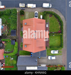 Photo aérienne, un immeuble en Allemagne, prises verticalement à partir de ci-dessus, des jardins avec pelouse typiquement allemand, prises avec le drone Banque D'Images