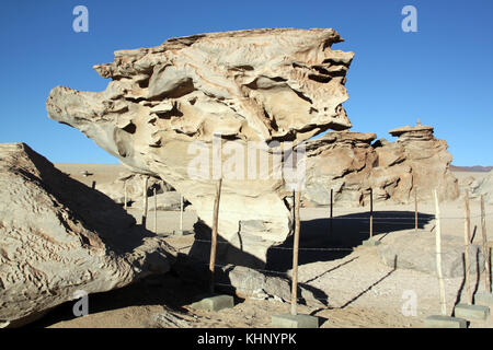 De gros rochers dans le désert près de Uyuni en Bolivie Banque D'Images