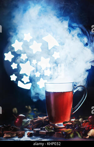 Tall latte avec verre vapeur dense et étoiles brillantes dans l'astronomie théorique. scène photographie alimentaire sombre avec la fumée. Banque D'Images