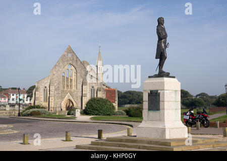 Lord Nelson statue et l'église de la garnison royale Portsmouth Banque D'Images