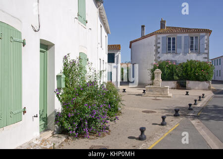 Loix, pompe à eau du village Banque D'Images