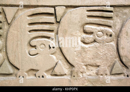 Chiffres sur le mur de ruines dans la région de chan chan, au nord du Pérou Banque D'Images