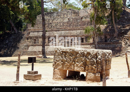 Autel de pierre et place avec pyramide de Copan, Honduras Banque D'Images