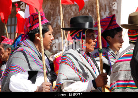 Les hommes en costume traditionnel prenant part en procession à la fête locale, l'île de Taquile, au Pérou, en mai 2016 Banque D'Images