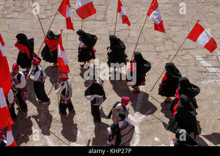 Procession à fête locale, l'île de Taquile, au Pérou, en mai 2016 Banque D'Images