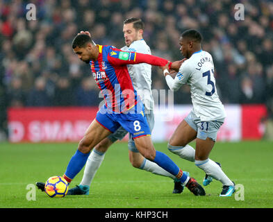 Ruben Loftus-cheek (à gauche) du Crystal Palace, Gylfi Sigurdsson (au centre) d'Everton et Ademola Lookman (à droite) d'Everton se battent pour le ballon lors du match de la Premier League à Selhurst Park, Londres. Banque D'Images