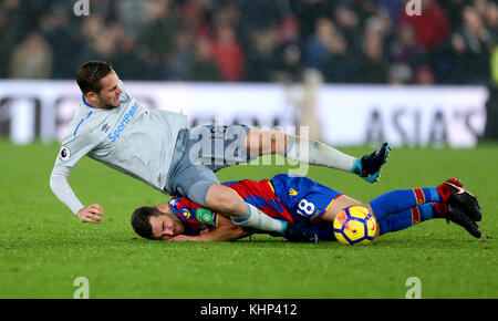 Gylfi Sigurdsson d'Everton (à gauche) et James McArthur (à droite) du Crystal Palace se battent pour le ballon lors du match de la Premier League à Selhurst Park, Londres. Banque D'Images