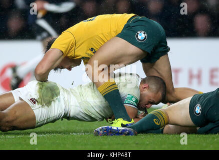 Jonathan Joseph (en bas), en Angleterre, marque la deuxième tentative de son côté lors de l'International d'automne au stade de Twickenham, Londres. Banque D'Images