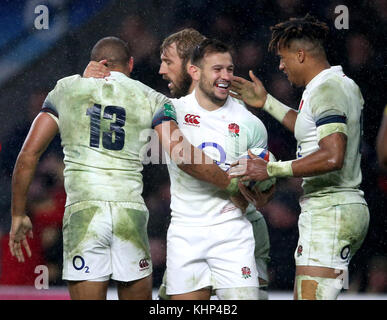 Danny Care en Angleterre (au centre) et Anthony Watson (à droite) célèbrent après que Jonathan Joseph (13) ait passé la deuxième tentative de son côté lors de l'International d'automne au stade de Twickenham, Londres. Banque D'Images