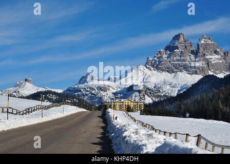 Misurina le Tre Cime di Lavaredo dans les montagnes d'hiver Banque D'Images