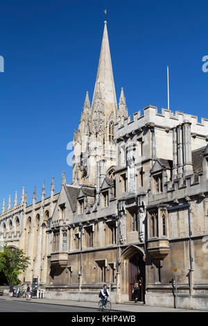 UK, Oxford, All Souls College et la flèche de l'église de l'Université de St Marie la Vierge. Banque D'Images