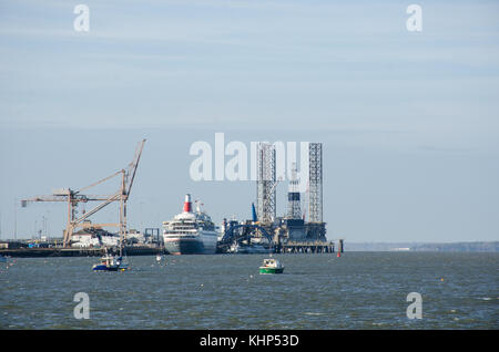 Harwich Essex Royaume Uni - 16 novembre 2017 : bateau de croisière dans le port de Harwich entouré par des grues Banque D'Images