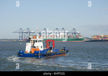 Harwich Essex Royaume Uni - 16 novembre 2017 : haven calao de mesures anti-pollution navire dans le port de Harwich vers flexistowe Banque D'Images