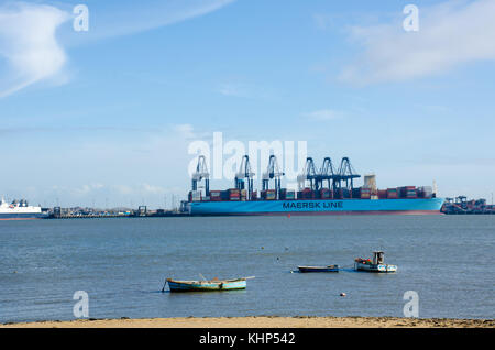 Harwich Essex Royaume Uni - 16 novembre 2017 : vue éloignée sur flexistowe de Harwich avec les bateaux en premier plan Banque D'Images