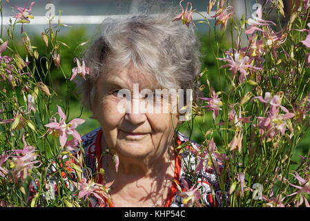 Portrait de vieille femme dans le parc Banque D'Images