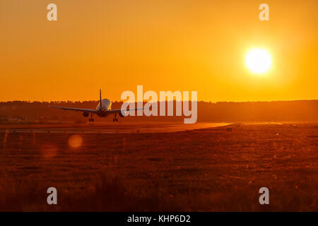 L'aéroport d'atterrissage avion soleil coucher locations de vacances billet d'avion voyage avion qui se déplace Banque D'Images