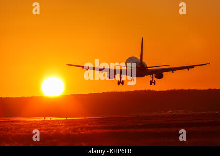 L'aviation de l'aéroport avion soleil coucher locations de vacances billet d'avion voyage avion qui se déplace Banque D'Images