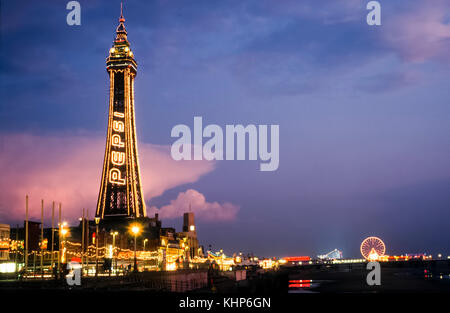 La tour de Blackpool éclairée le soir les illuminations de Blackpool abaissement accidentel du carter durant l'annuelle. Banque D'Images