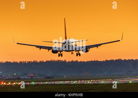 L'atterrissage de l'avion l'aéroport de Stuttgart soleil coucher locations de vacances billet d'avion voyage avion qui se déplace Banque D'Images