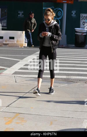 NEW YORK, NY - 16 JANVIER : la mannequin Gigi Hadid arrive à son appartement de East Village portant une bague et envoyant des SMS le 16 janvier 2017 à New York City People : Gigi Hadid Banque D'Images