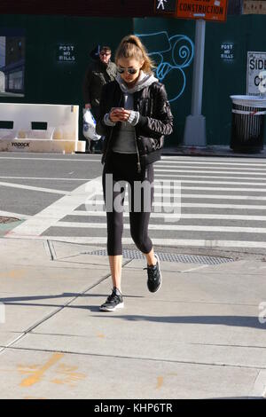 New York, NY - 16 janvier : modèle gigi hadid arrive à son appartement de l'east village portant un anneau sur les sms et le 16 janvier, 2017 à new york city people : gigi hadid Banque D'Images