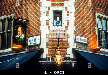 Shakespeare's Head pub anglais traditionnel à Soho, Londres. Banque D'Images