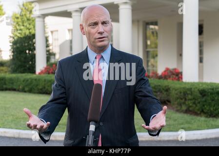 Le directeur des Affaires législatives de la Maison Blanche des États-Unis Marc Short s’adresse aux médias à l’extérieur de l’aile ouest de la Maison Blanche le 25 juillet 2017 à Washington, D.C. Banque D'Images