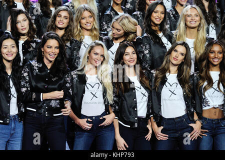 Les modèles posent pour un groupe tourné avant le Secret Fashion Show de Victoria à la Mercedes-Benz Arena à Shanghai, en Chine Banque D'Images