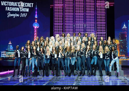 Les modèles posent pour un groupe tourné avant le Secret Fashion Show de Victoria à la Mercedes-Benz Arena à Shanghai, en Chine. Banque D'Images