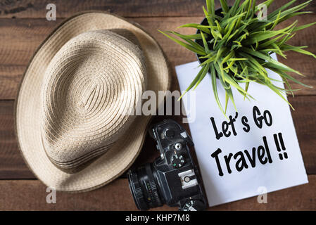 - Wanderlust travel concept.camera,plant, chapeau et remarque 'let's go travel' sur fond de bois Banque D'Images