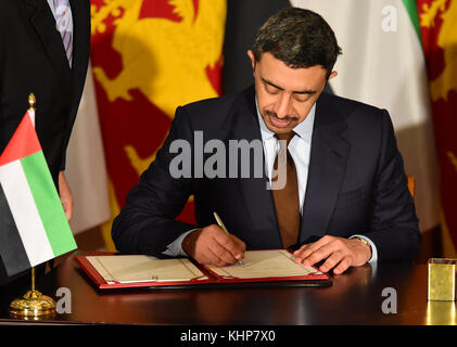 Galle, Sri Lanka. Nov 18, 2017 Emirats arabes unis." Le ministre des affaires étrangères, cheikh Abdullah bin zayad al Nahyan signer un accord au ministère des affaires étrangères le 18 novembre 2017 à Colombo, Sri Lanka. musthaq thasleem : crédit/pacific press/Alamy live news Banque D'Images