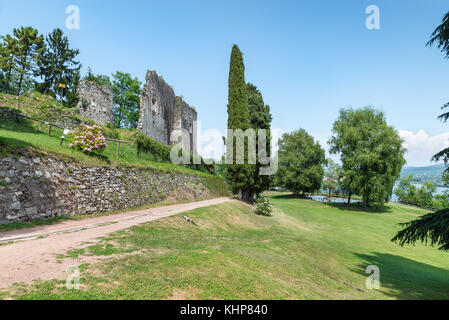Le Lac Majeur, d'Orta, Italie. Ville touristique sur le Lac Majeur, le piémont rive. Parc public et les ruines de la Rocca (forteresse médiévale) Borromea Banque D'Images