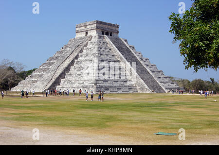 Kukulkan Pyramid et les touristes sur la place à Chichen Itza, Mexique Banque D'Images