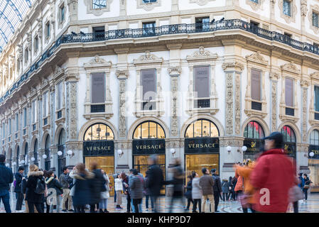 Milan, Italie - Février 17, 2017 : Galerie Vittorio Emanuele II, Piazza Duomo et les touristes à Milan. Concept de tourisme et shopping en Italie Banque D'Images