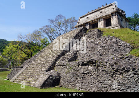 Vieux temple avec escalier de pierre à Palenque, Mexique Banque D'Images