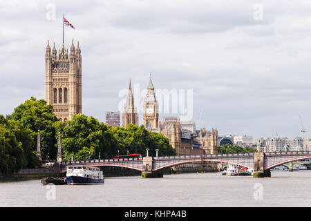 Big Ben, Westminster Bridge, et un bus à impériale rouge traversée par le pont. Banque D'Images