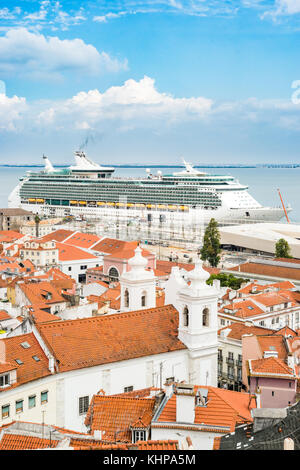 Cruiser Ship dans cette croisière Port de Lisbonne à Miradouro das Portas do Sol Observation Deck Banque D'Images