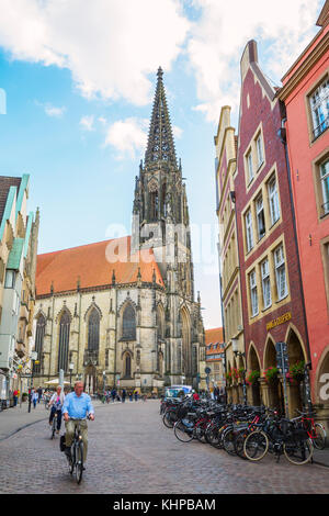 Münster, Allemagne - 26 septembre 2016 : Place Prinzipalmarkt avec des personnes non identifiées. Sa forme de la place du marché historique de bâtiments historiques avec pictur Banque D'Images