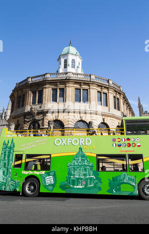 UK, Oxford, un autobus qui passe la visite guidée d'Sheldonian Theatre. Banque D'Images