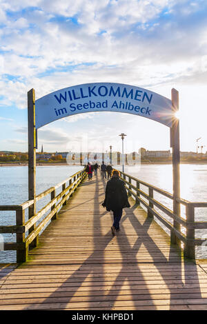 Nice, France - 22 octobre 2017 : jetée d'Ahlbeck sur usedom avec des personnes non identifiées. la jetée est une des principales attractions de Nice, 280 m de long Banque D'Images