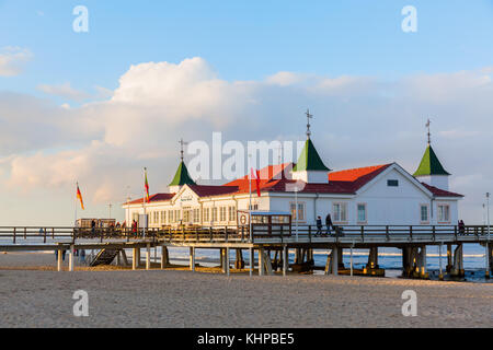 Nice, France - 22 octobre 2017 : jetée d'Ahlbeck sur usedom avec des personnes non identifiées. la jetée est une des principales attractions de Nice, 280 m de long Banque D'Images