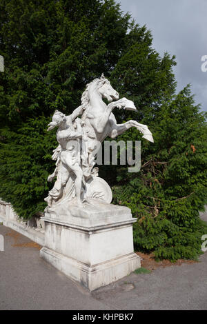 Cheval d'élevage et d'une sculpture, statue de tamer Marie-thérèse Square (Maria-Theresien-Platz), ville de Vienne, Autriche Banque D'Images