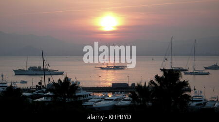 AJAXNETPHOTO. 2017. CANNES, FRANCE. - Côte D'AZUR RESORT - À L'OUEST À TRAVERS LA BAIE DE CANNES AU COUCHER DU SOLEIL AVEC DES SUPER YACHTS ET VEDETTE À MOTEUR AMARRÉ DANS LA BAIE. PHOTO:CAROLINE BEAUMONT/AJAX REF:172909 80983  Banque D'Images