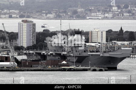 AJAXNETPHOTO. 16e Août, 2017. PORTSMOUTH, Angleterre. - Le PLUS GRAND NAVIRE DE LA ROYAL NAVY NAVIGUE DANS LE PORT D'ACCUEIL - HMS REINE ELIZABTH, LE PREMIER DES DEUX 65 000 tonnes, 900 mètres de long, l'ÉTAT DE L'ART PORTE-AVIONS NAVIGUÉ DANS LA BASE NAVALE DE PORTSMOUTH DANS LES PREMIÈRES HEURES DE CE MATIN, doucement poussé et poussé PAR SIX REMORQUEURS DANS SON NOUVEAU POSTE À QUAI SUR Princesse royale jetée. Les £3BN TRANSPORTEUR, LE PLUS GRAND NAVIRE JAMAIS CONSTRUIT POUR LA MARINE ROYALE, EST ARRIVÉ À L'ARRIVÉE À SON PORT D'ATTACHE AVEC DEUX JOURS D'AVANCE SUR SON CALENDRIER INITIAL. PHOTO : JONATHAN EASTLAND/AJAX REF : D171608 6801 Banque D'Images