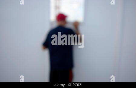 AJAXNETPHTO. Mai, 2013. WORTHING, Angleterre. - Vue brouillée - HOMME REGARDE PAR LA FENÊTRE D'UN SITE DE CONSTRUCTION. PHOTO:JONATHAN EASTLAND/AJAX REF:NA130206 552 Banque D'Images