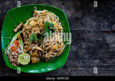 Pad Thaï - thaï typique de l'espace libre sur le côté droit Banque D'Images