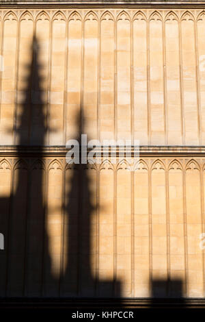 UK, Oxford, spire Détail des ombres sur les murs de la Bodleian Library. Banque D'Images
