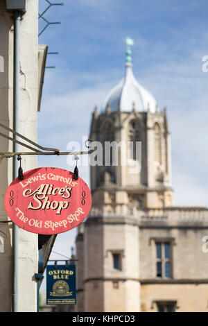 UK, Oxford, Lewis Carroll's shop sign et une partie de l'Ordre du Christ à l'arrière-plan complexe. Banque D'Images