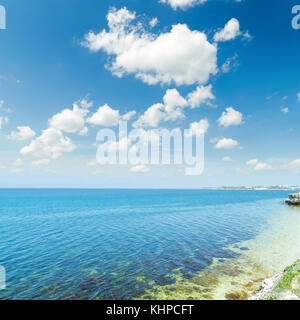 Mer et Ciel bleu avec des nuages blancs. L'Ukraine, khersones à Sébastopol Banque D'Images