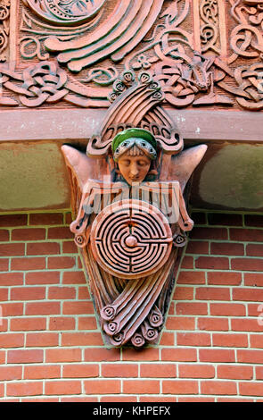 Pojaskom, comprenant une figure tenant un labyrinthe, soutenant une frise autour de l'extérieur de la chapelle Watts, Compton, Surrey. Banque D'Images